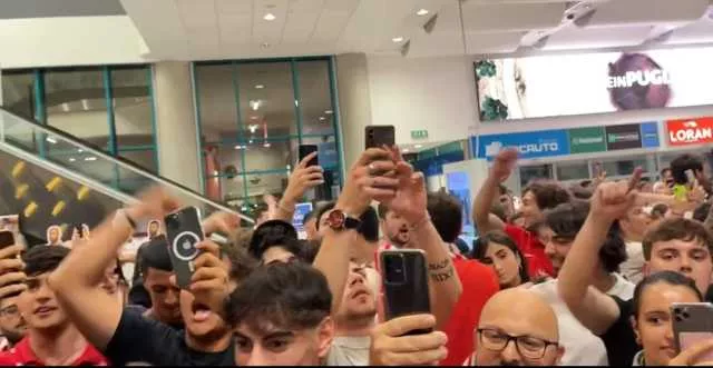 A Bari è già festa, l'accoglienza dei tifosi all'aeroporto dopo il pareggio di Cagliari (VIDEO)