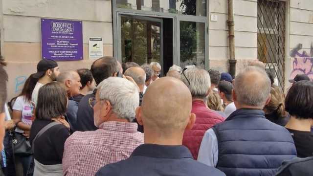 Cagliari-Bari: assalto dei tifosi al botteghino, migliaia di utenti in coda online (video)