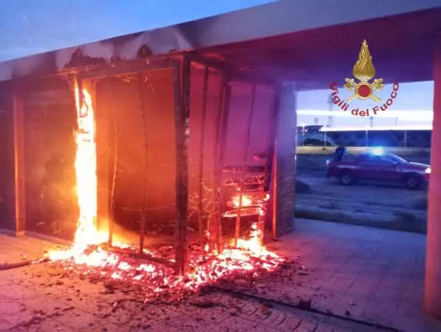 Cagliari, casotto a fuoco nel nuovo lungomare a Sant'Elia