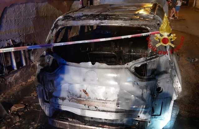 Sestu, auto in sosta distrutta da un incendio: danneggiata la facciata di un condominio