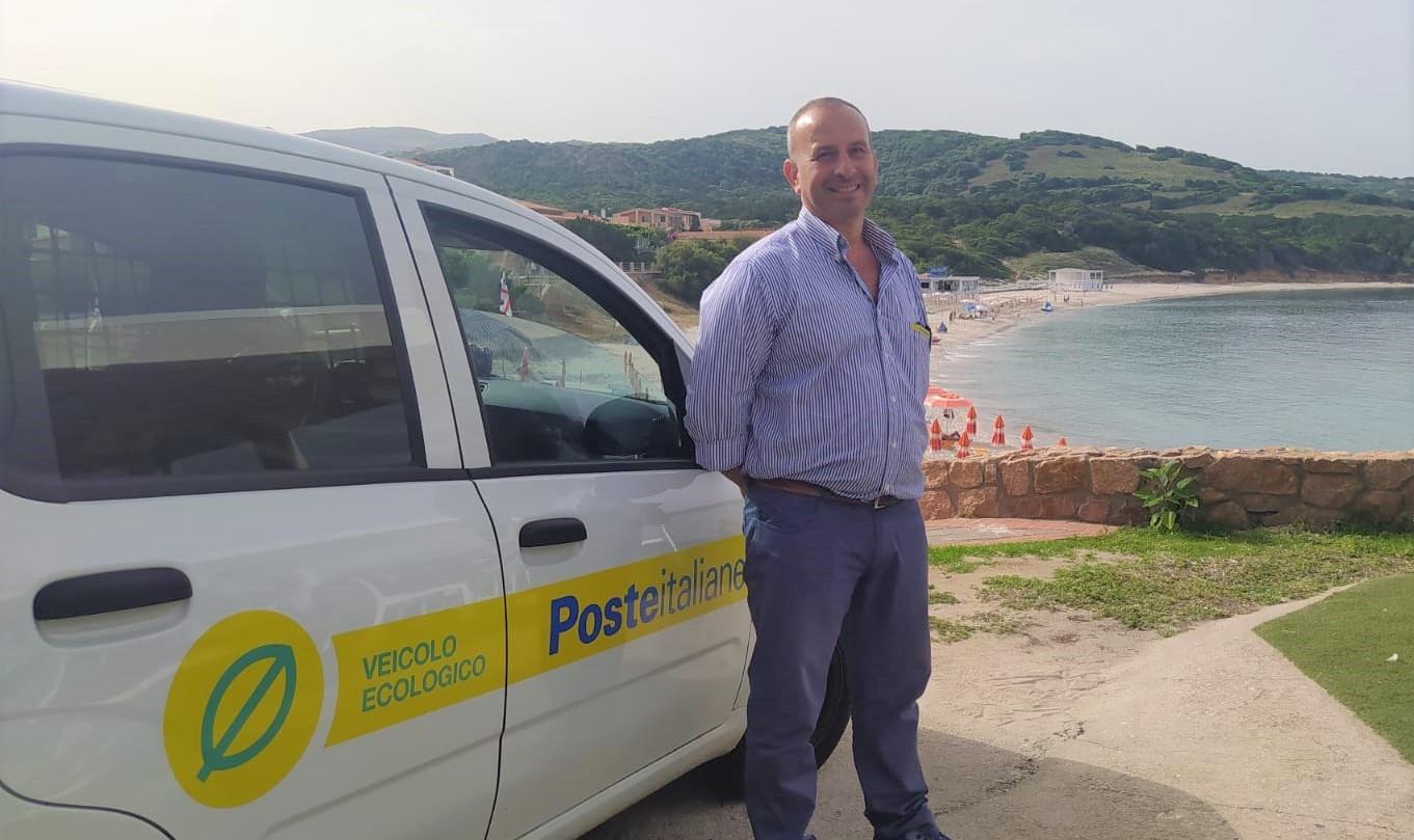 Il Portalettere Pietro Mele Davanti Alla Spiaggia Lunga   Isola Rossa   Trinità Dagultu