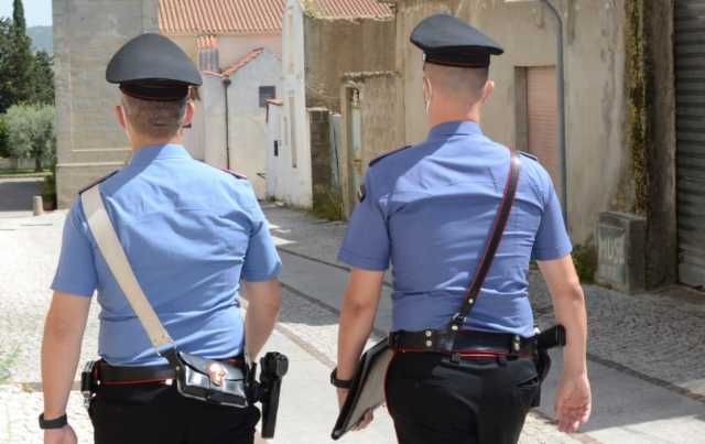 Carabinieri Di Spalle 