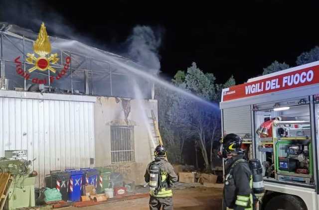 Incendio in un capannone a Uta: in fiamme materiali e attrezzature 