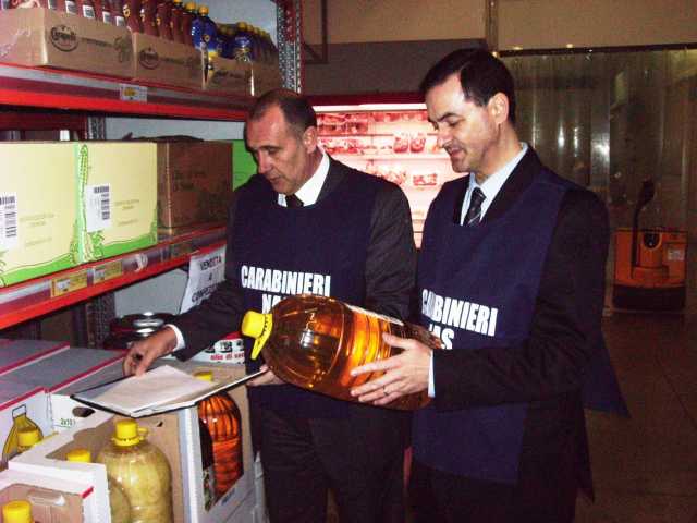 Cagliari, blitz dei Nas in un ristorante orientale del centro storico: sequestrati 13 chili di tonno