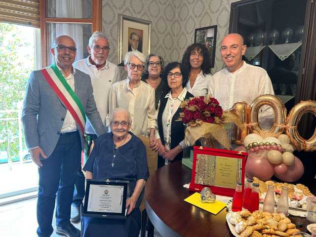 Giuseppina Foddis Insieme Ai Figli E Al Sindaco Sanna