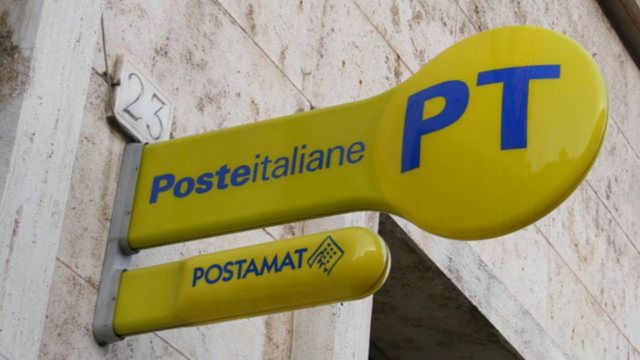 Un postamat di poste italiane