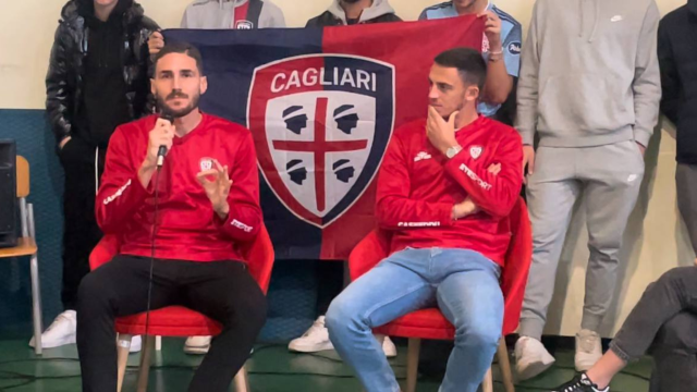 Calciatori cagliari calcio insieme a istituti scolastici