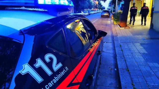 Ennesimo atto di violenza sul bus: 38enne sferra un calcio a una donna