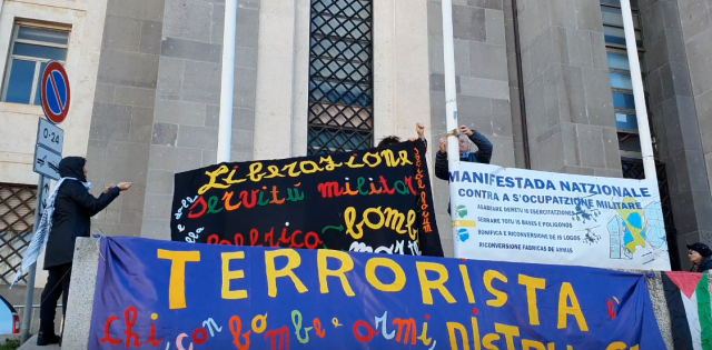 STRISCIONI DI FRONTE A TRIBUNALE