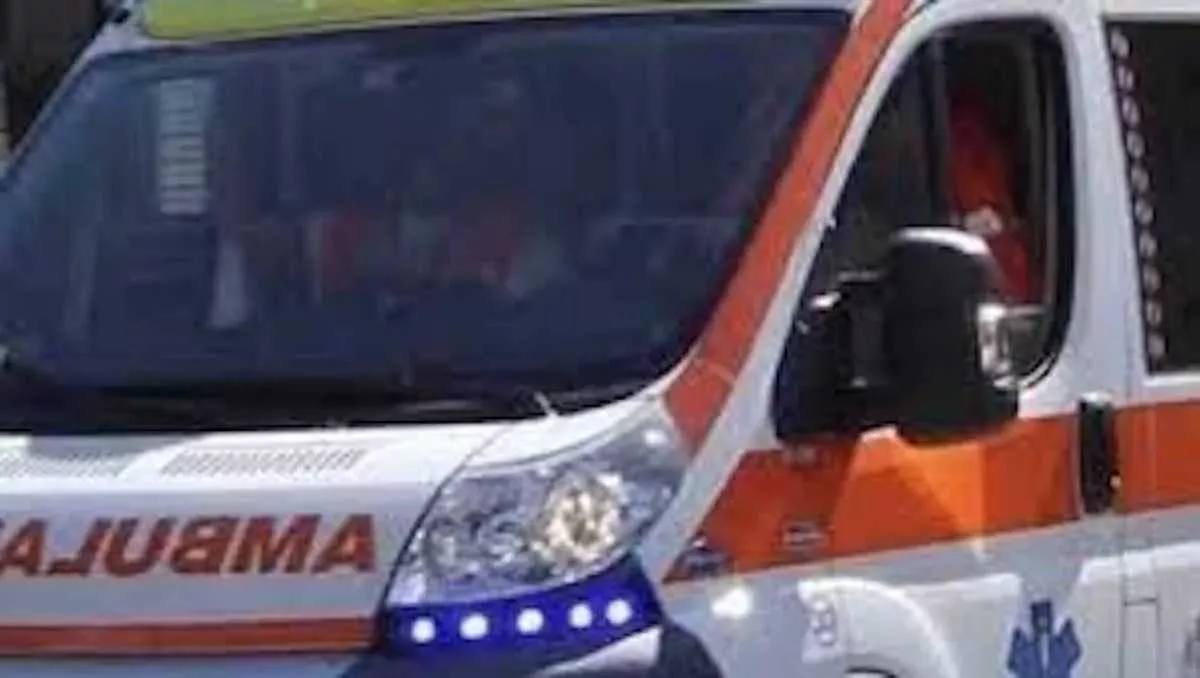 ambulanza lampeggianti giorno