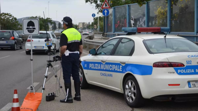 auto della polizia locale con autovelox a cagliari