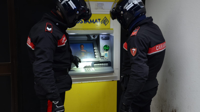 Postamat poste italiane con carabinieri