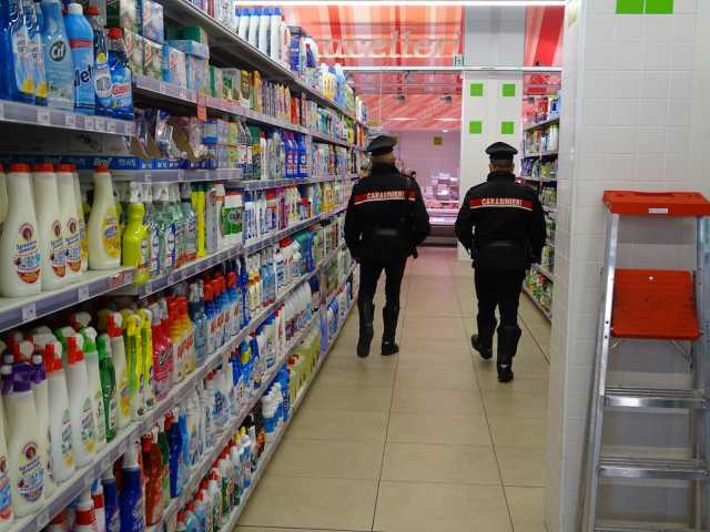 Cagliari, ruba in un supermercato e aggredisce i carabinieri: senegalese verso l'espulsione