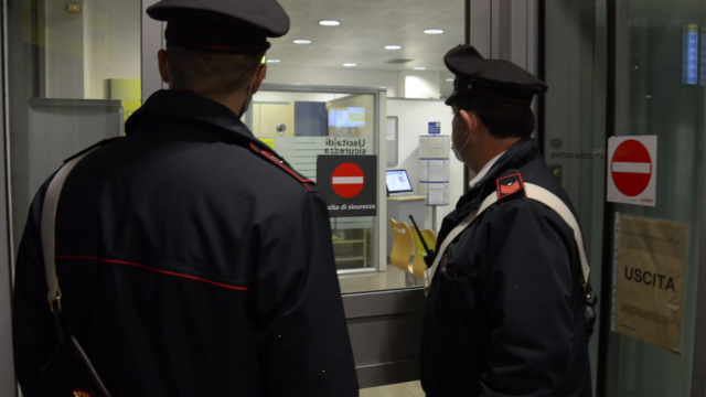 carabinieri alle poste italiane