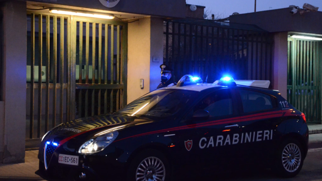 carabinieri fermi in stazione