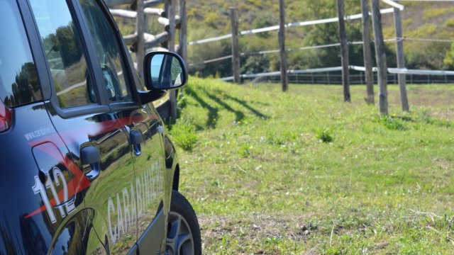 carabinieri auto in un terreno nelle campagne di villasor