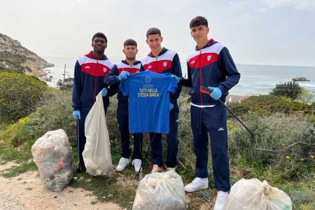 La primavera del Cagliari raccoglie rifiuti a Sant'Elia per il progetto 