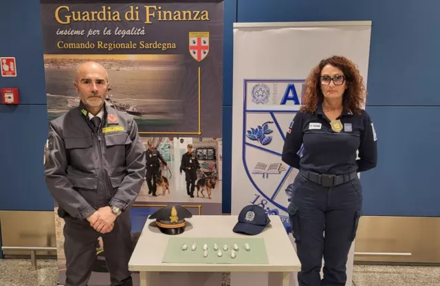 Cagliari, atterra in aeroporto con oltre un etto di shaboo nascosto nelle parti intime: arrestata