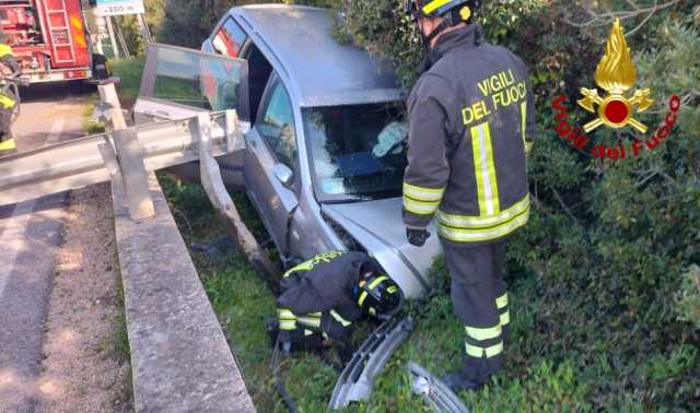 Schianto sulla 133bis verso Santa Teresa: sfonda il guardrail e finisce fuori strada