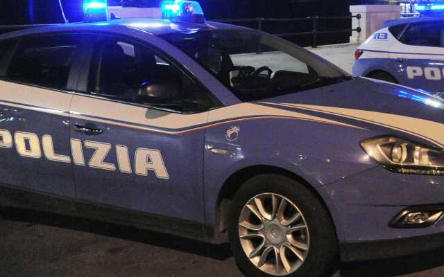 Cagliari, scappa all'alt della polizia e butta dal finestrino una busta con la droga