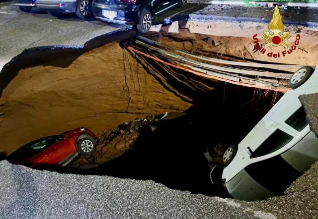 Roma, si apre una voragine in strada: due auto inghiottite sotto terra (video)