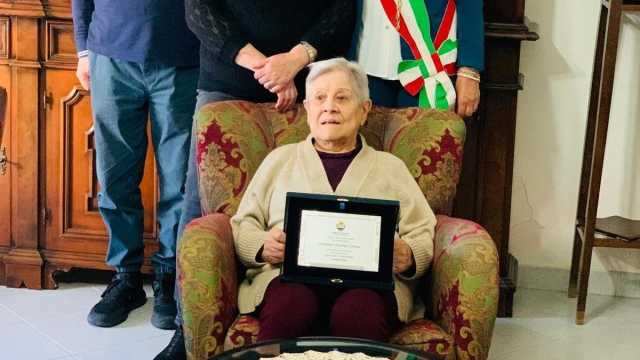 L'amore nato (per errore) durante la guerra: la storia di signora Ester, neo centenaria di Oristano