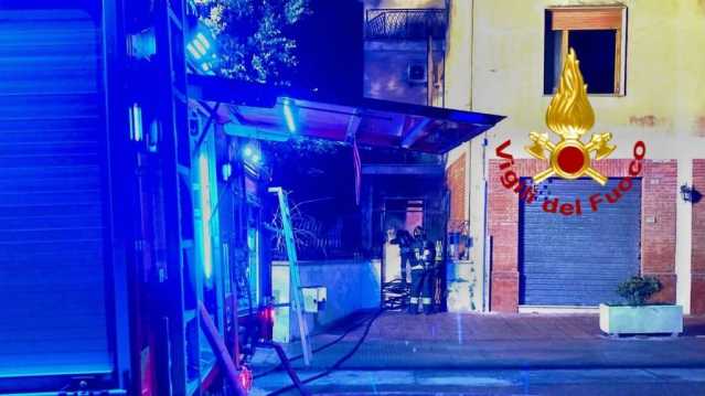 Paura a Dolianova, scoppia un incendio in una casa: l'intervento dei vigili del fuoco