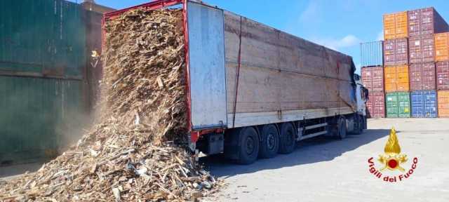 Cagliari, in fiamme un articolato carico di legna al Molo Grendi di Porto Canale