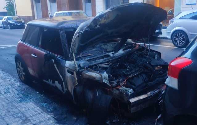 Attentato in pieno centro a Sassari, incendiata l'auto di un'avvocata