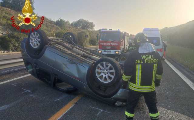 Sbanda e si ribalta con l'auto sulla 131 dcn: marito e moglie feriti