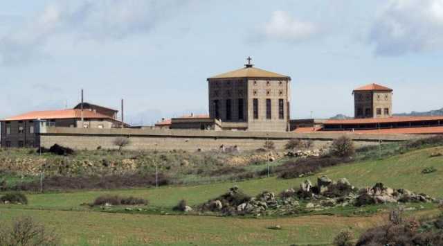 Nuoro, detenuto lancia escrementi sugli agenti e li aggredisce: uno finisce in ospedale