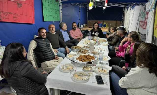 Cagliari, il neo assessore alla Sanità a cena con gli Oss precari (in tenda)
