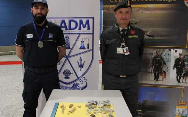 Prelevano 118 conchiglie dal Poetto e stalagmiti da una grotta: due turiste fermate in aeroporto