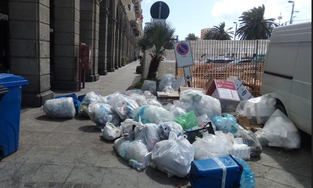 Cagliari, cumuli di rifiuti in via Roma: 