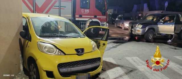 Grave scontro a Sinnai, 42enne resta incastrata nell'abitacolo della sua auto