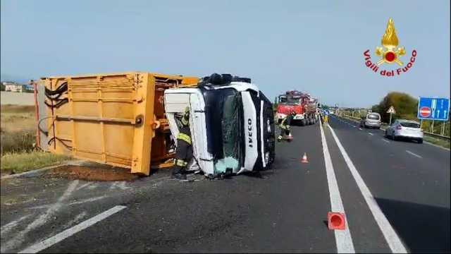 Selargius, violento scontro frontale auto-camion sulla 554: conducenti estratti dalle lamiere