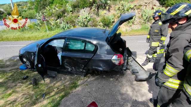 Pauroso scontro all'uscita di una curva a Olzai: auto distrutte, un ferito