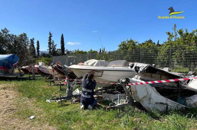 Imbarcazioni e carcasse di auto: sequestrata una discarica abusiva a Muravera