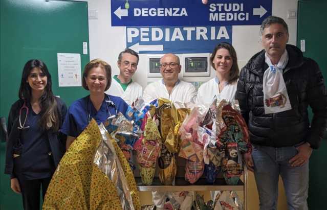 Le uova di Pasqua di Batman anche ai bambini della Pediatria di Oristano