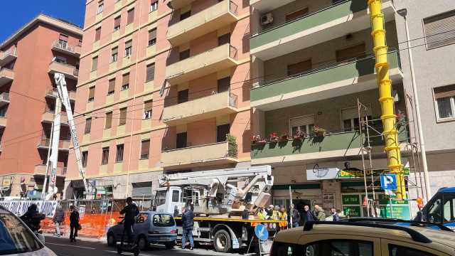 Operaio cade da un cestello elevatore e precipita nel vuoto: paura a Cagliari