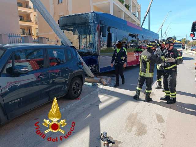 Alghero, bus contro auto e palo della luce: almeno 5 i feriti, tra cui una bambina