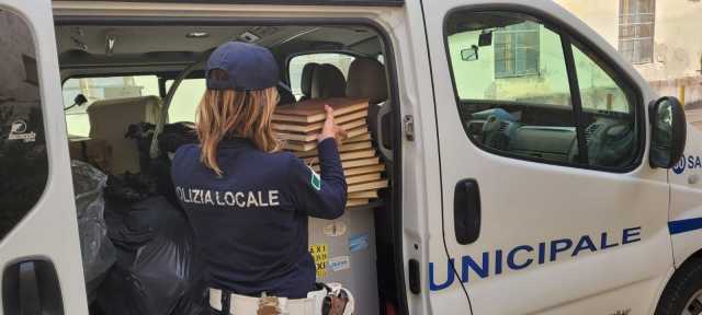 La Polizia Locale Raccoglie E Dona Beni A Famiglie Bisognose