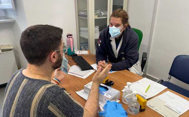 La Referente Dellambulatorio MST La Dotoressa Natalia Aste Visita Un Paziente Al San Giovanni Di Dio