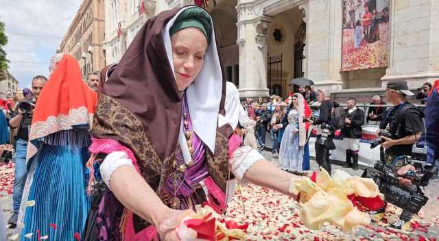 Cagliari, via Roma coperta di petali per il passaggio di Sant'Efisio