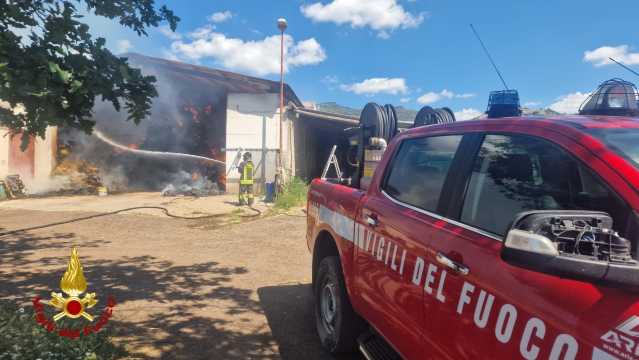 Grosso incendio nelle campagne di Silanus: in fiamme più di 600 balle di fieno