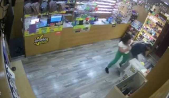 La commessa colpisce il rapinatore e lo mette in fuga: il video della rapina sventata a Sassari