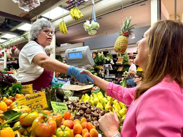 Cagliari, la candidata Zedda al mercato di San Benedetto: 