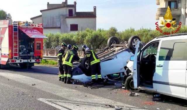 Incidente sulla 130 a Decimomannu, un'auto ribaltata e altre coinvolte: traffico bloccato