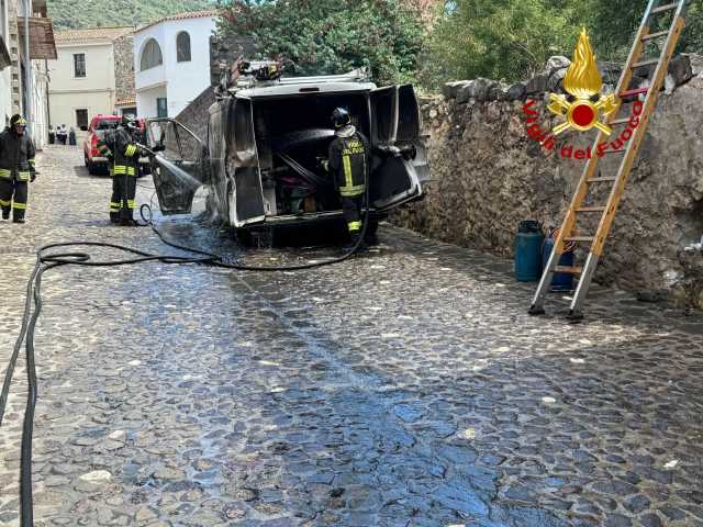 GALTELLI INCENDIO FURGONE