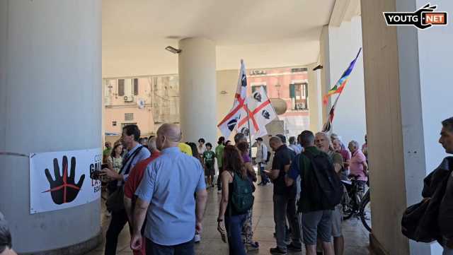 Sit In Fuori Dal Consiglio